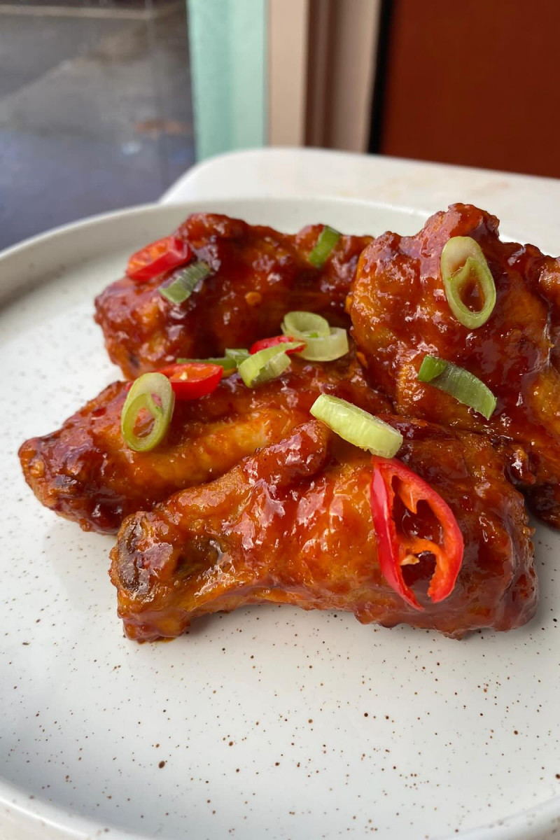 To do list for the weekend: 
🪽 Eat Sriracha Wings 
🦑 Eat Calamari Fries 
🍢 Eat Tofu Green Curry